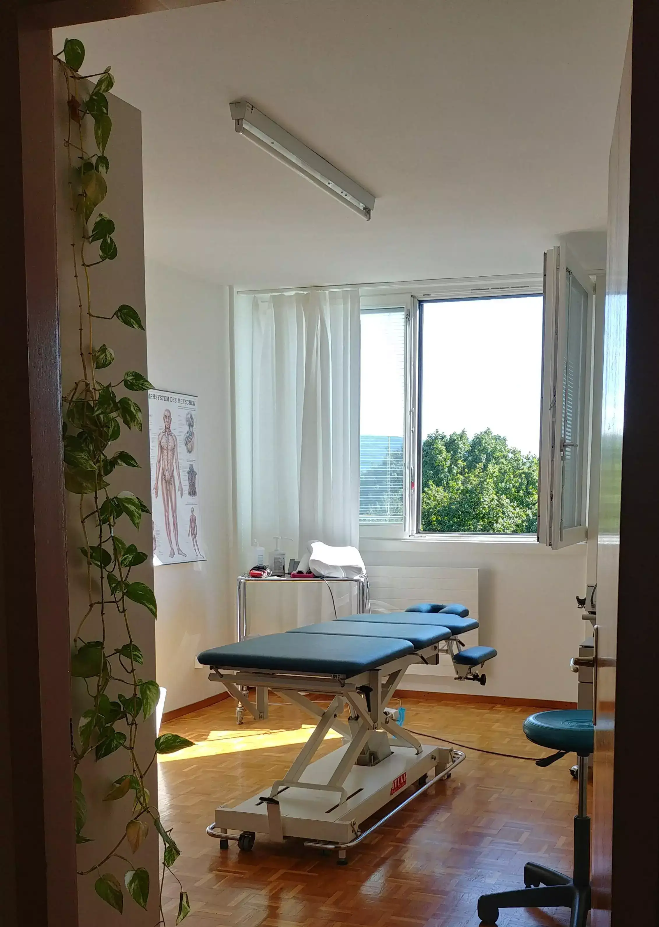 Belle cabine de traitement avec une table de massage