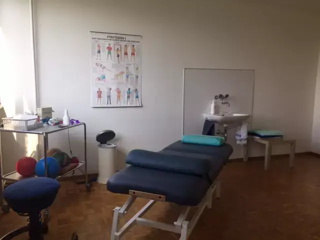 Salle de traitement avec matériel de rééducation et table de massage