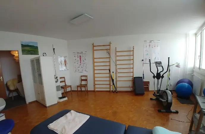 Salle de traitement avec matériel de rééducation et table de massage